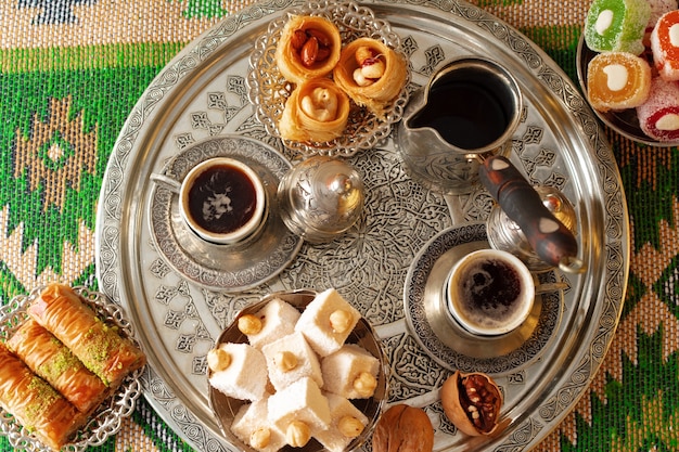 Turkse koffie geserveerd met Turks fruit op metalen dienblad