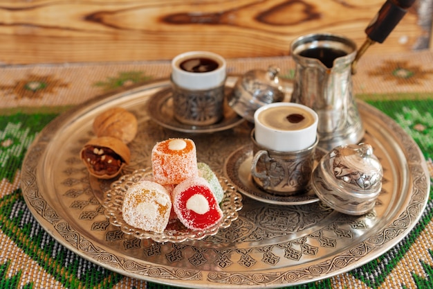 Turkse koffie geserveerd met Turks fruit op metalen dienblad