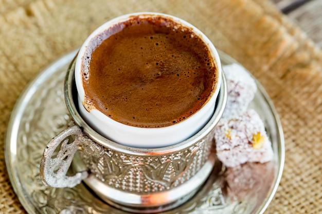 Turkse koffie met verrukking en traditionele koperen serveerset