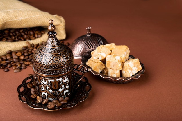 Turkse koffie. Oosters servies met een patroon. Koffiebonen, Turks fruit