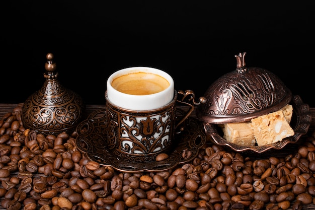 Turkse koffie. oosters servies met een patroon. koffiebonen, turks fruit