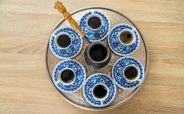 Turkse koffie veel kopjes op tafel selectieve focus drinken