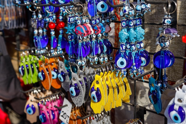 Turkse kralen en kleurenlamp verkocht een winkel in de egyptische bazaar in eminonu istanbulturkije