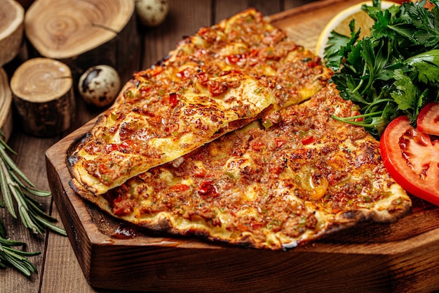 Turkse lahmacun pizza met gehakt en tomaten