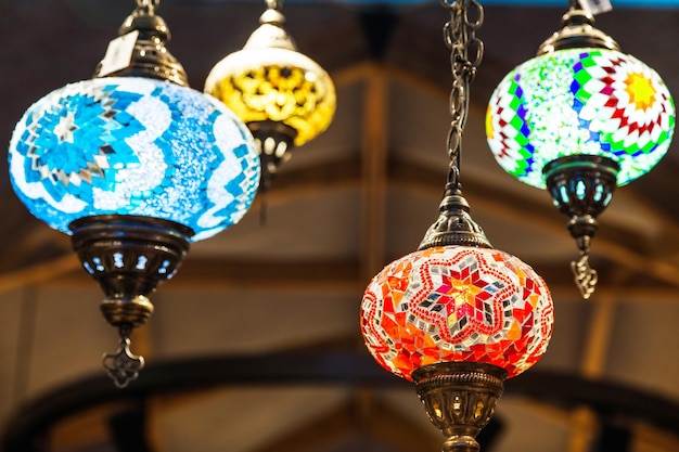 Turkse lichtgevende kroonluchters hangen aan het plafond in de Istanbul Bazaar