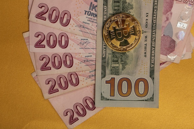 Turkse lira bankbiljetten Amerikaanse dollars en bitcoin munt