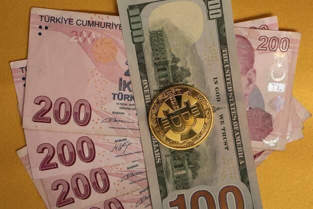 Turkse lira bankbiljetten Amerikaanse dollars en bitcoin munt