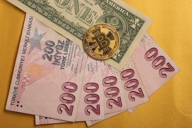 Turkse lira bankbiljetten Amerikaanse dollars en bitcoin munt