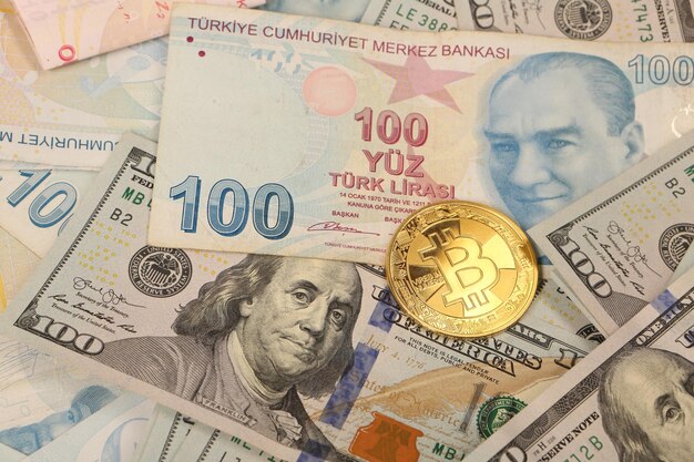 Turkse lira bankbiljetten Amerikaanse dollars en bitcoin munt