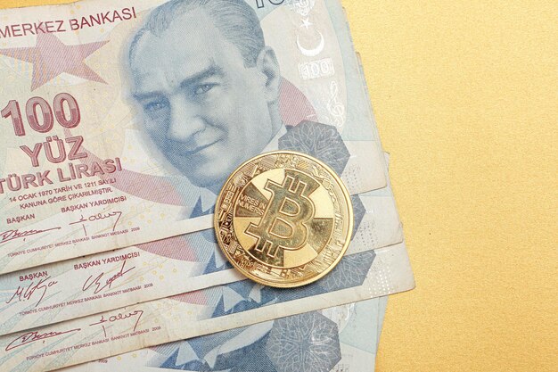 Turkse lira bankbiljetten, Amerikaanse dollars en bitcoin munt