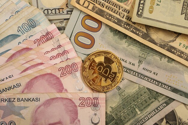 Turkse lira bankbiljetten Amerikaanse dollars en bitcoin munt