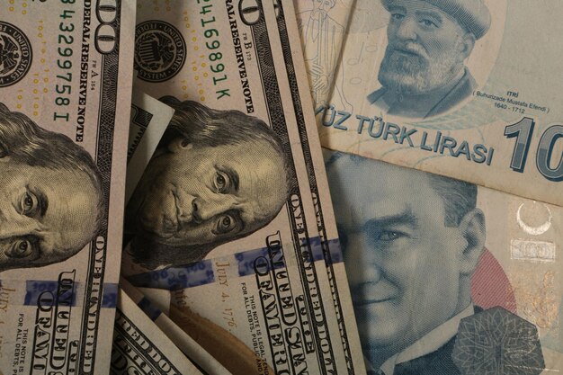 Turkse lira bankbiljetten en Amerikaanse dollars