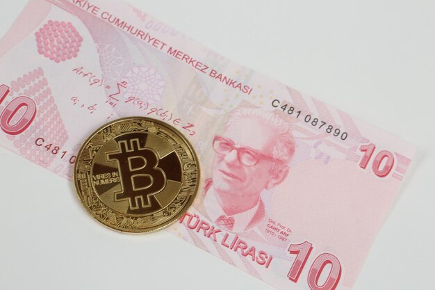 Turkse lira bankbiljetten en bitcoin munt