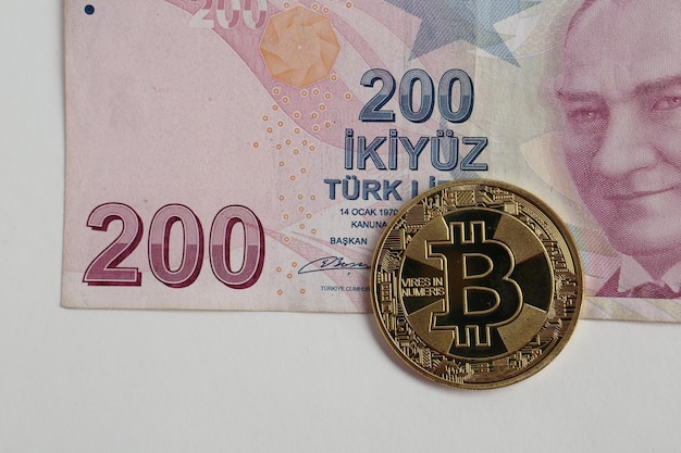 Turkse lira bankbiljetten en bitcoin munt