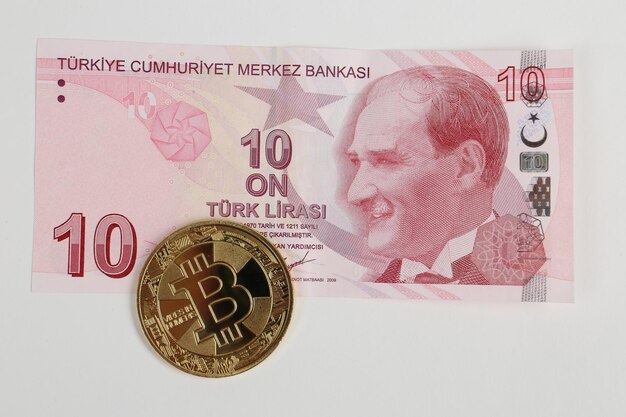 Turkse lira bankbiljetten en bitcoin munt