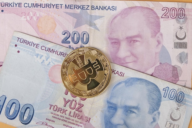 Turkse lira bankbiljetten en bitcoin munt