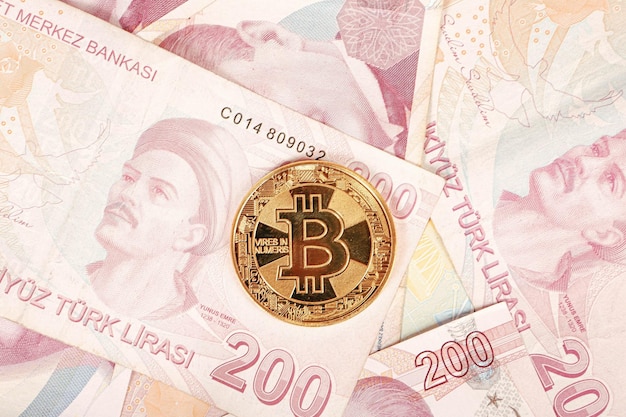 Turkse lira bankbiljetten en bitcoin munt