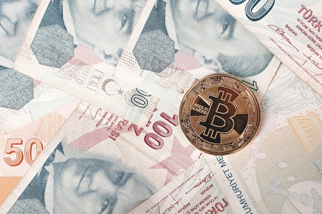 Turkse lira bankbiljetten en bitcoin munt