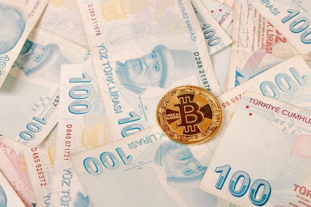 Turkse lira bankbiljetten en bitcoin munt