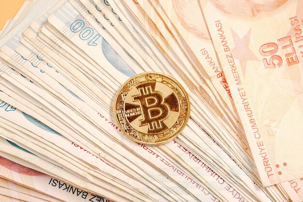 Turkse lira bankbiljetten en bitcoin munt