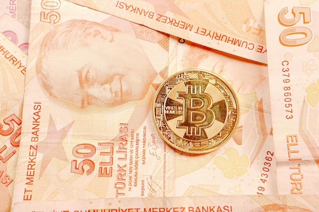 Turkse lira bankbiljetten en bitcoin munt