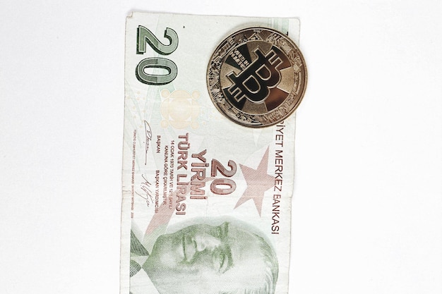 Foto turkse lira bankbiljetten en bitcoin munt
