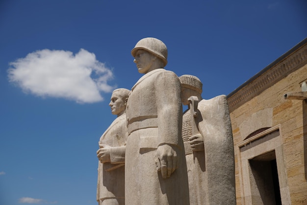 Turkse mannen sculptuur gelegen aan de ingang van de road of lions in anitkabir ankara turkiye