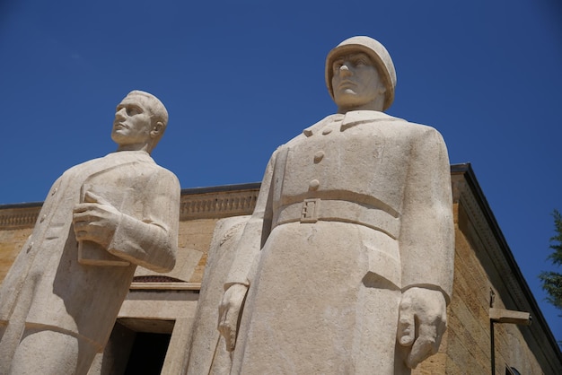 Turkse mannen sculptuur gelegen aan de ingang van de Road of Lions in Anitkabir Ankara Turkiye