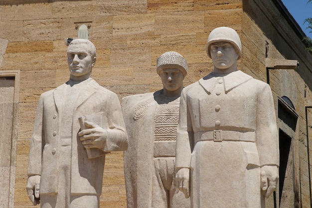 Turkse mannen sculptuur gelegen aan de ingang van de Road of Lions in Anitkabir Ankara Turkiye