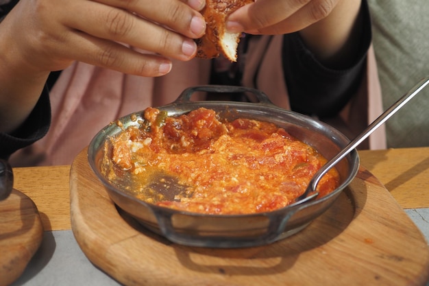 Foto turkse menemen omelet in een pan