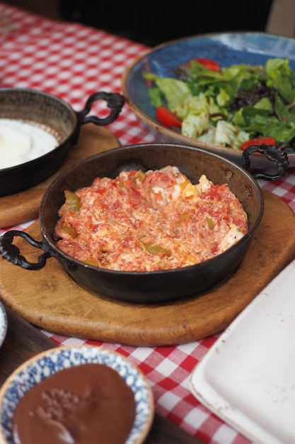 Turkse menemen omelet in een pan