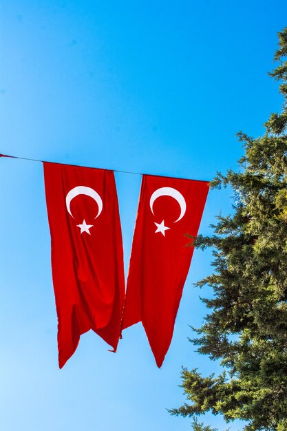 Foto turkse nationale vlag hangt in de open lucht