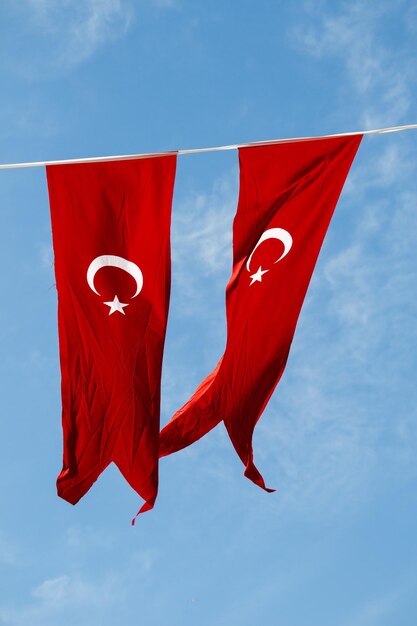 Foto turkse nationale vlag in de open lucht aan een touw