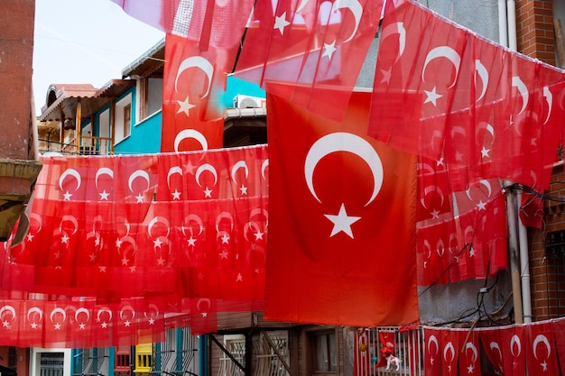 Turkse nationale vlaggen aan touwtje in zicht