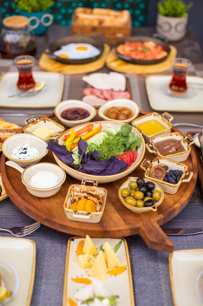 Turkse ontbijttafel met pannenkoeken brood gedroogd fruit thee jam kaas gebakken eieren