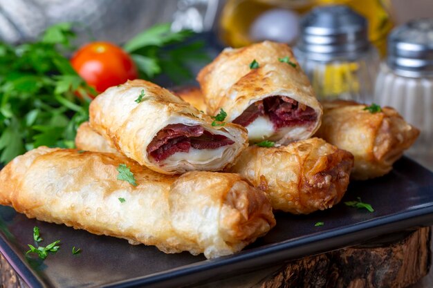 Turkse Pacanga Boregi met pastirma (pastrami) en cheddar (gesmolten) kaas. - Pastirmali Borek