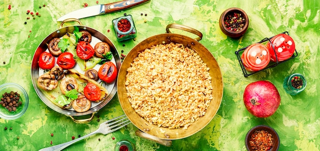 Turkse pilaf met noedels.turkse rijst, gegrilde rijst met groenten.arabische keuken