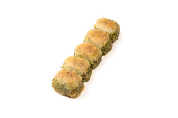 Turkse pistache baklava geïsoleerd op een witte achtergrond