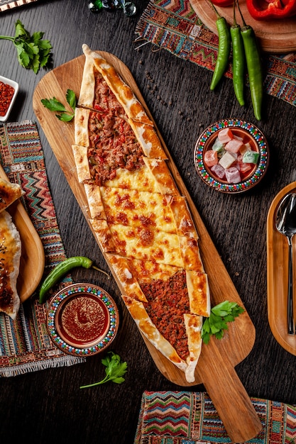 Foto turkse pizza pita met een andere vulling.