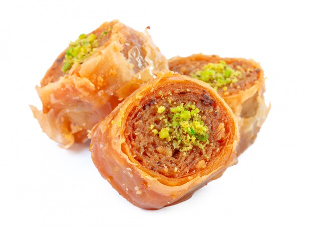 Turkse ramadan dessert baklava die op wit wordt geïsoleerd