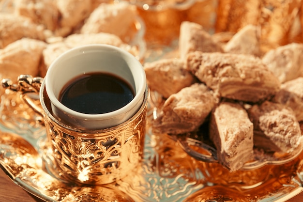 Turkse snoepjes met koffie op een houten tafel