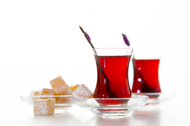 Turkse thee in traditioneel glas dat op wit wordt geïsoleerd