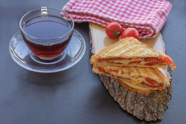 Turkse toast gemengde toast met cheddar kaas worst en ham Turkse naam Karisik toast