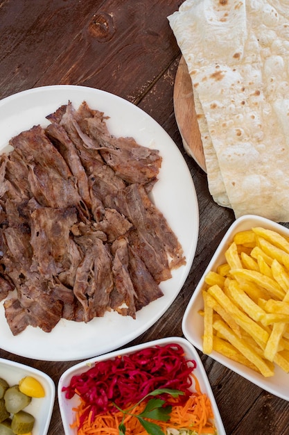 Turkse traditionele döner kebap op bord