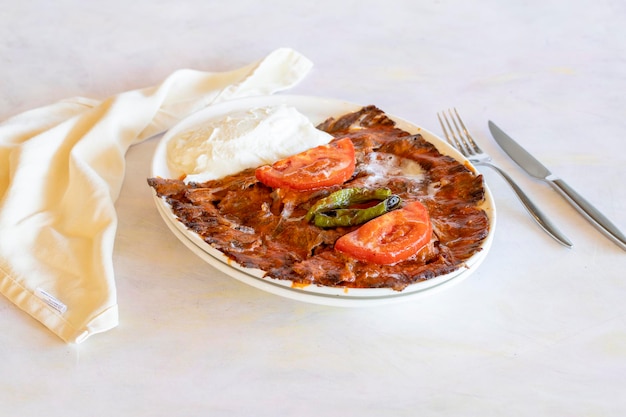 Turkse traditionele iskender kebap met yoghurt