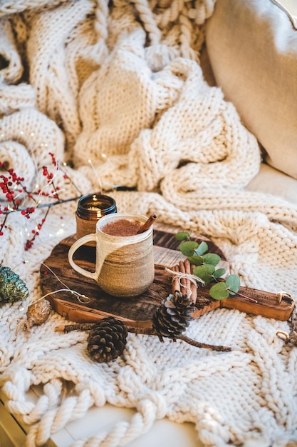 Turkse traditionele winterse warme drank salep in mok in bed