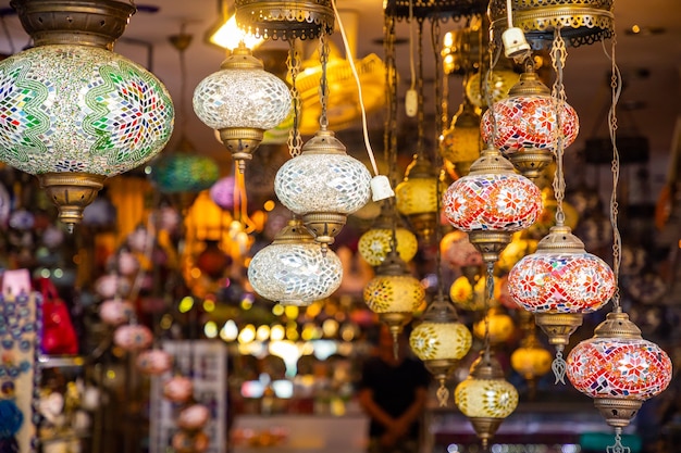 Turkse veelkleurige lampen in de bazaar in antalya, turkije