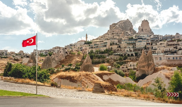 Turkse vlag in Cappadocië op grotwoningen achtergrond, panorama