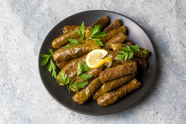 Turkse voedingsmiddelen; gevulde bladeren (yaprak sarmasi)