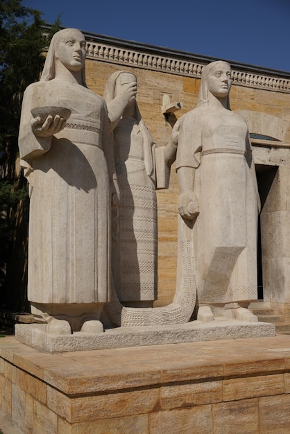 Turkse vrouwen sculptuur gelegen aan de ingang van de Road of Lions in Anitkabir Ankara Turkiye